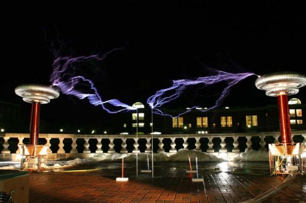 HOW TESLA COIL MAKES LIGHTNING AND PLAYS MUSIC